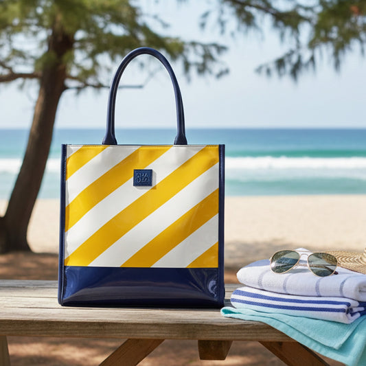 Bolso shopper rayas amarillas y charol azul marino en uso urbano