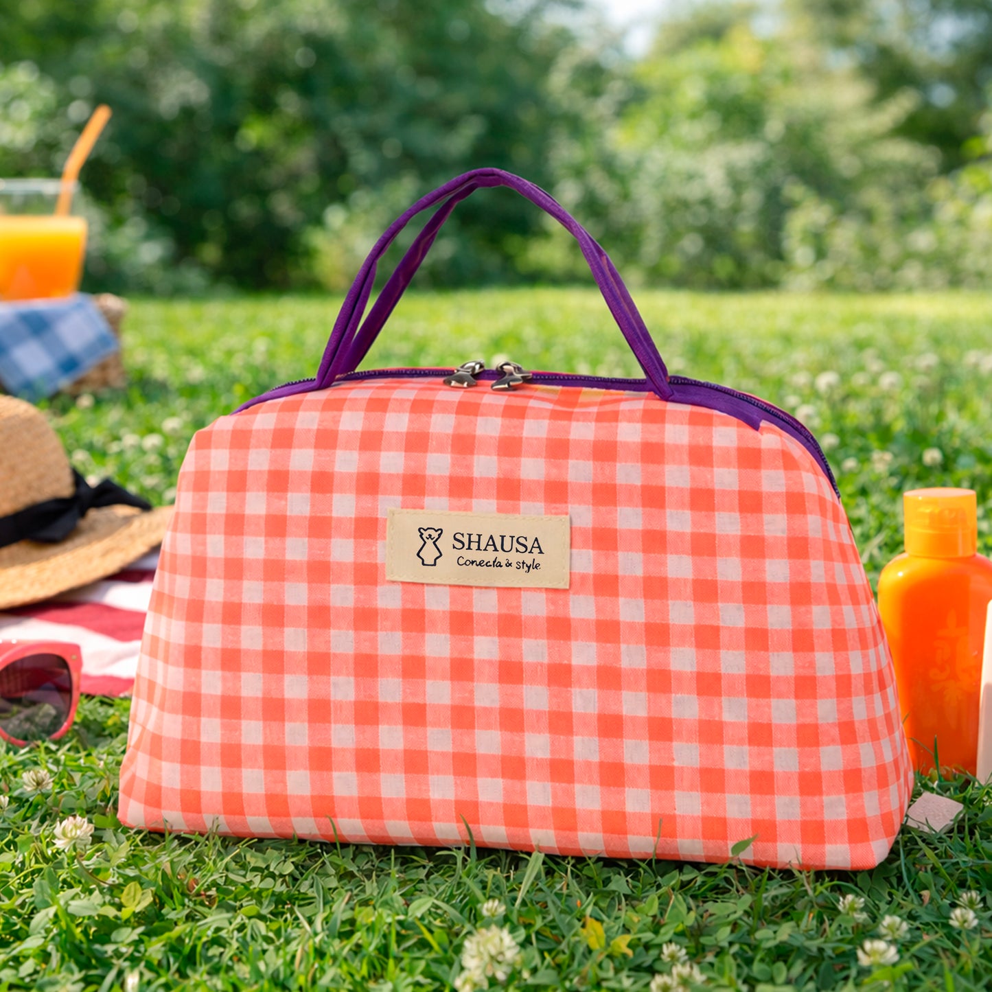 Bolso vichy rosa flúor con asas moradas en uso estilo verano