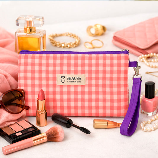 Neceser vichy rosa flúor con asa morada en uso estilo verano