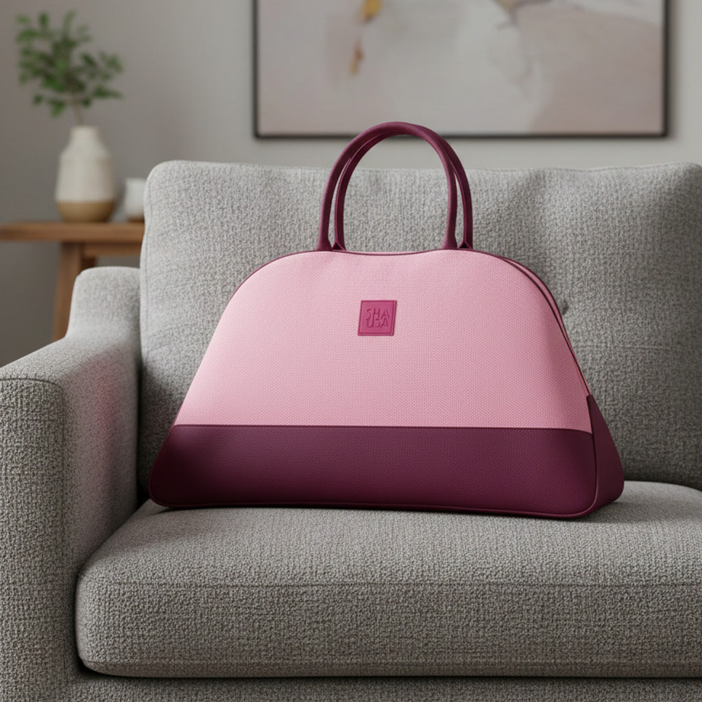 Bolso tejido rosa con red blanca y brillo en uso