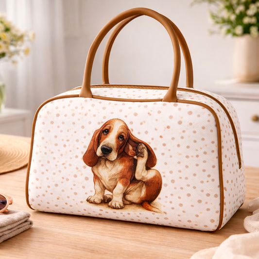 Bolso estampado con perro y lunares en uso