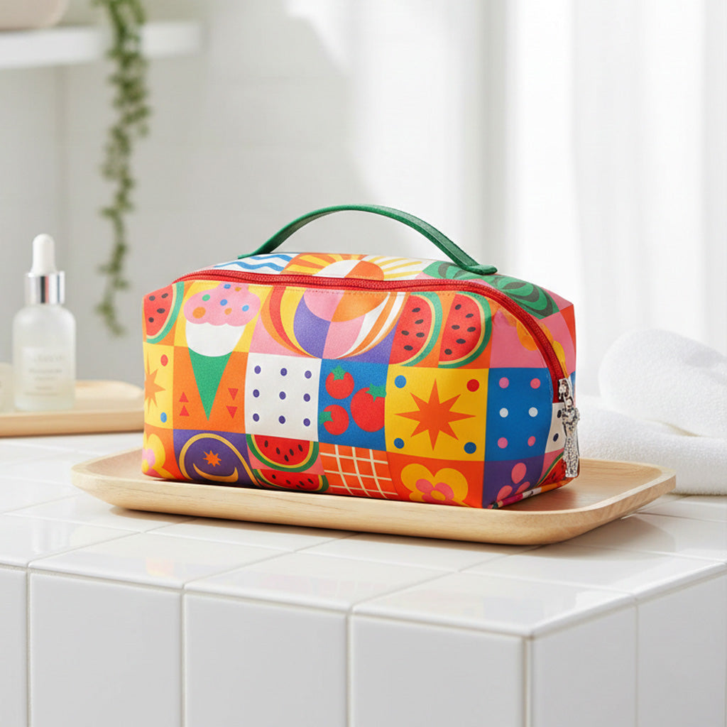 Neceser multicolor estampado en uso como organizador de maquillaje