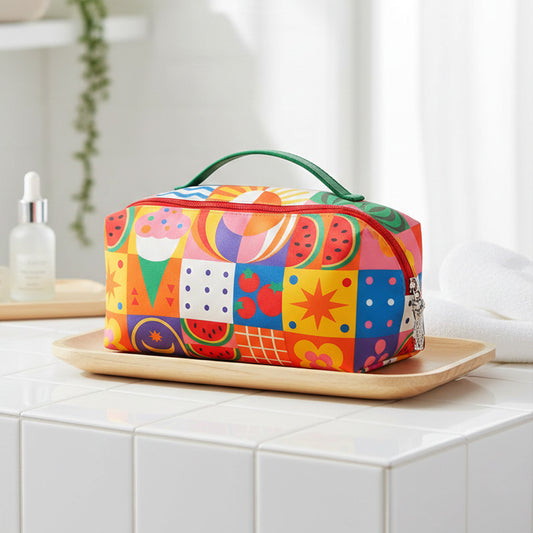 Neceser multicolor estampado en uso como organizador de maquillaje