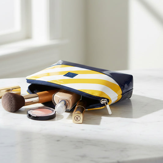 Neceser grande rayas amarillas y charol azul marino en uso para viaje