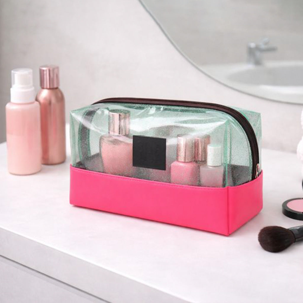 Neceser pequeño PVC verde con glitter y base fucsia en uso