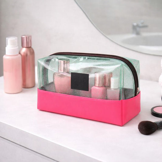 Neceser pequeño PVC verde con glitter y base fucsia en uso