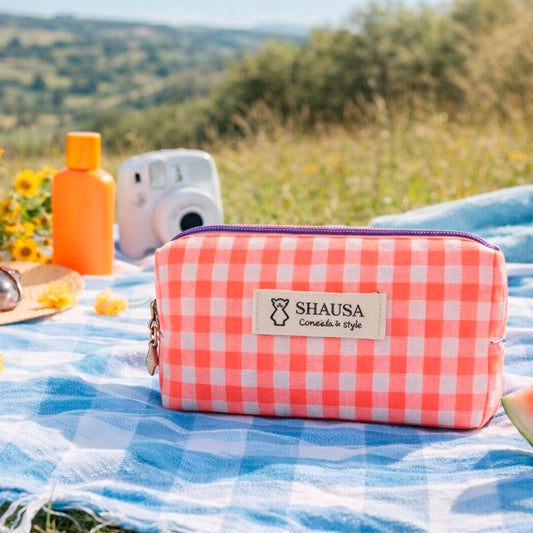 Neceser pequeño vichy rosa flúor en uso estilo verano