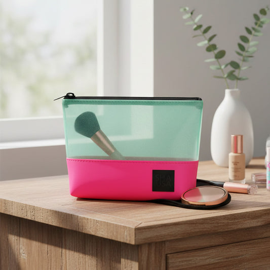 Neceser pequeño PVC verde con glitter y base fucsia en uso