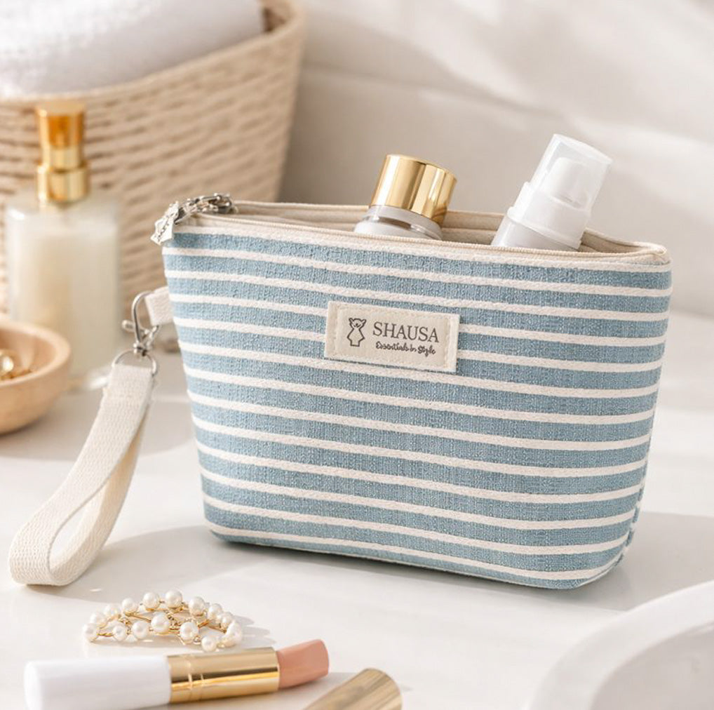 Neceser estilo marinero azul y blanco en uso