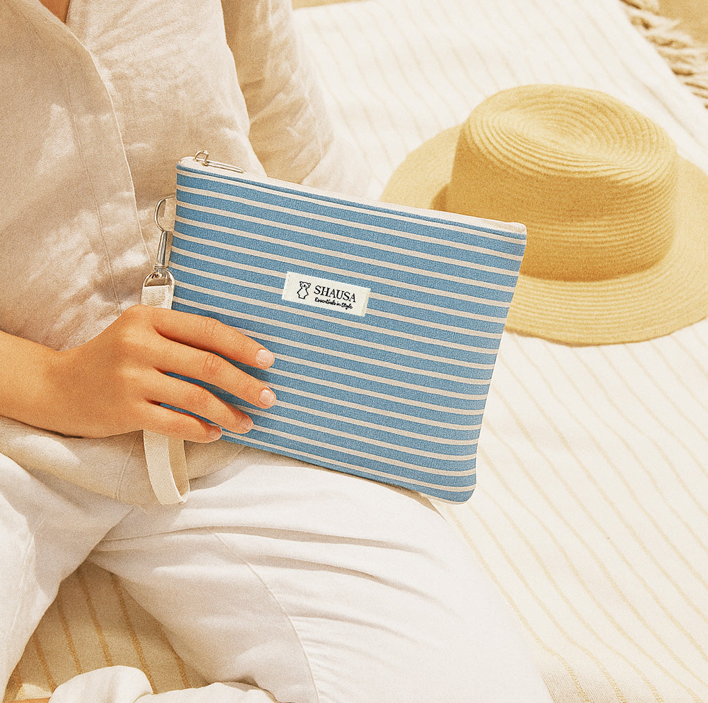 Neceser mujer rectangular rayas azul y blanco con asa de algodón estilo marinero, lifestyle