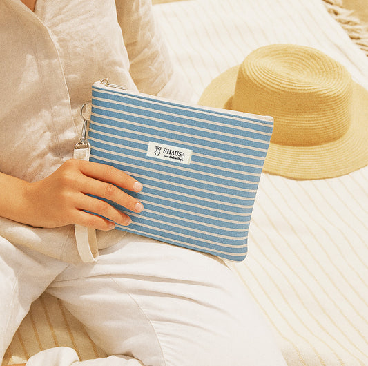 Neceser mujer rectangular rayas azul y blanco con asa de algodón estilo marinero, lifestyle