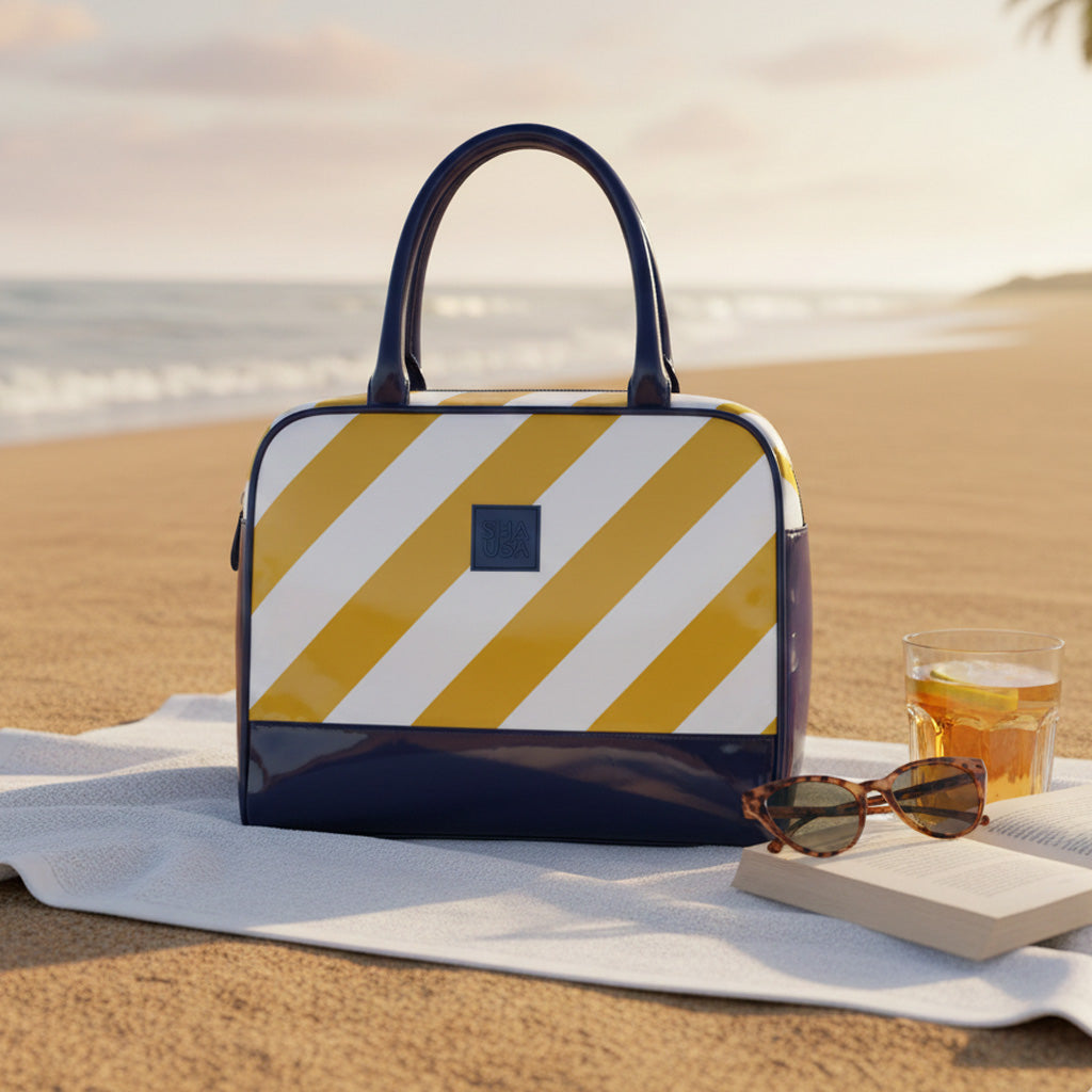 Bolso rayas amarillas y charol azul marino en uso urbano elegante