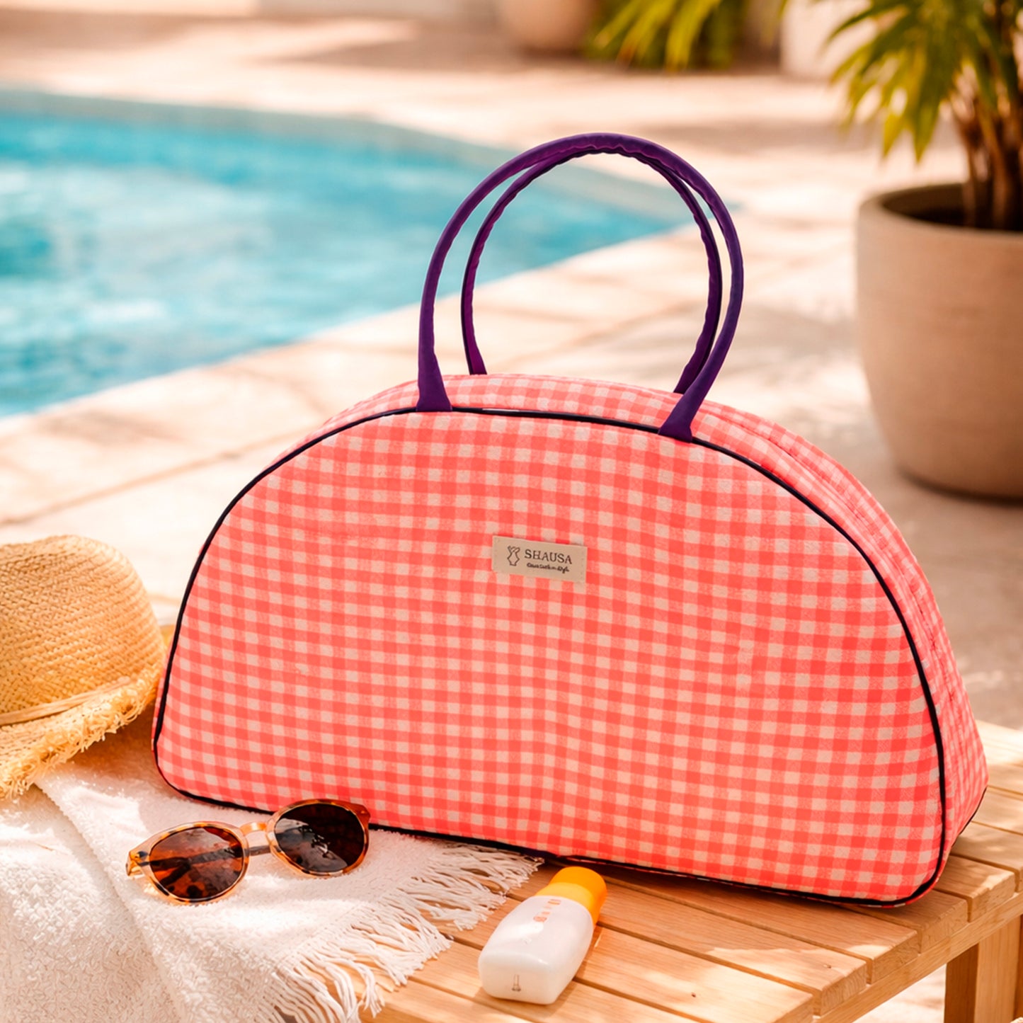 Bolso fin de semana vichy rosa flúor en uso estilo verano