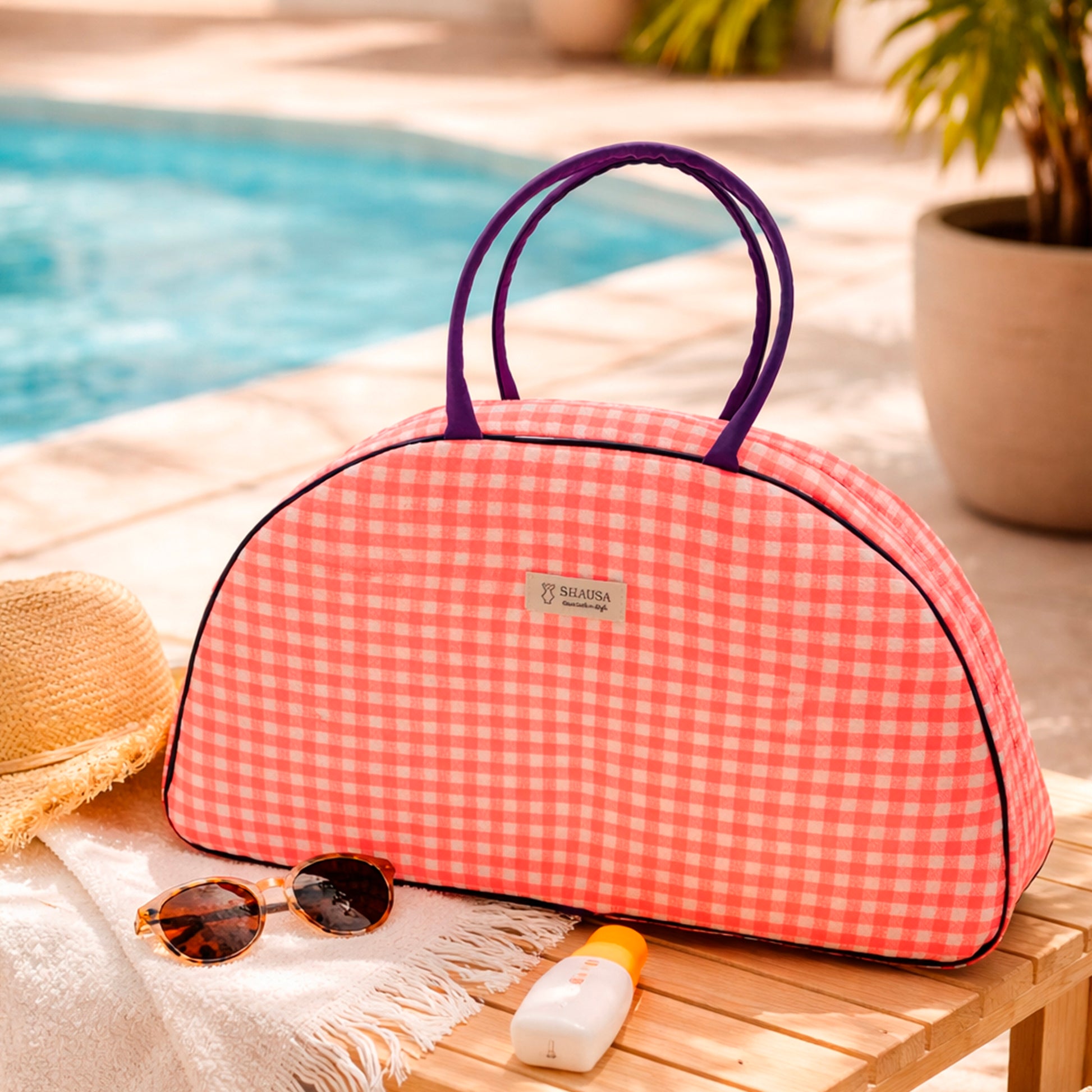 Bolso fin de semana vichy rosa flúor en uso estilo verano