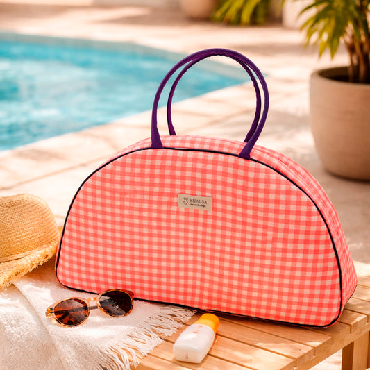 Bolso fin de semana vichy rosa flúor en uso estilo verano