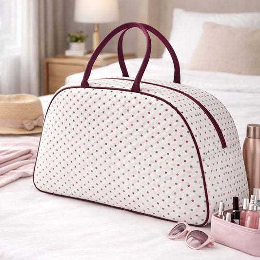 Bolso de fin de semana acolchado de algodón plastificado con lunares en uso durante un viaje corto