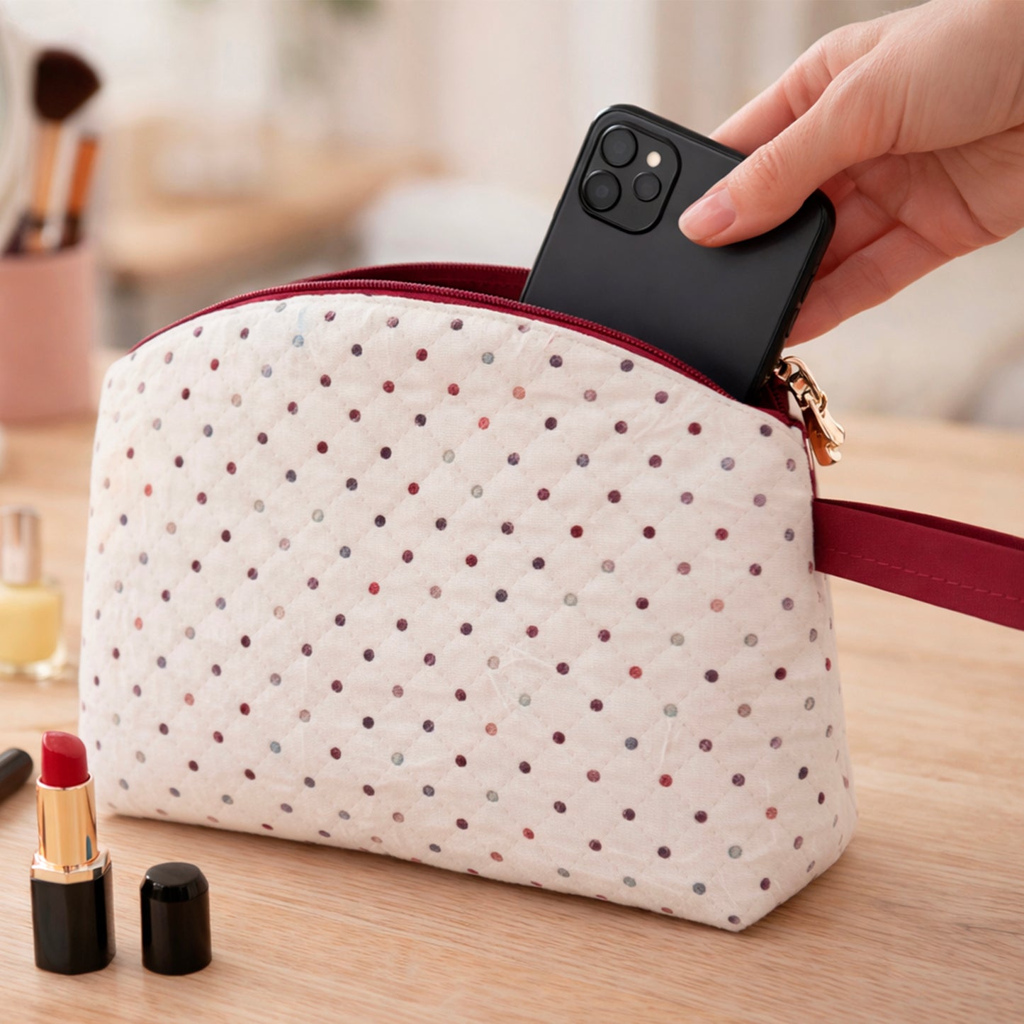 Neceser acolchado con lunares multicolor en uso durante un viaje