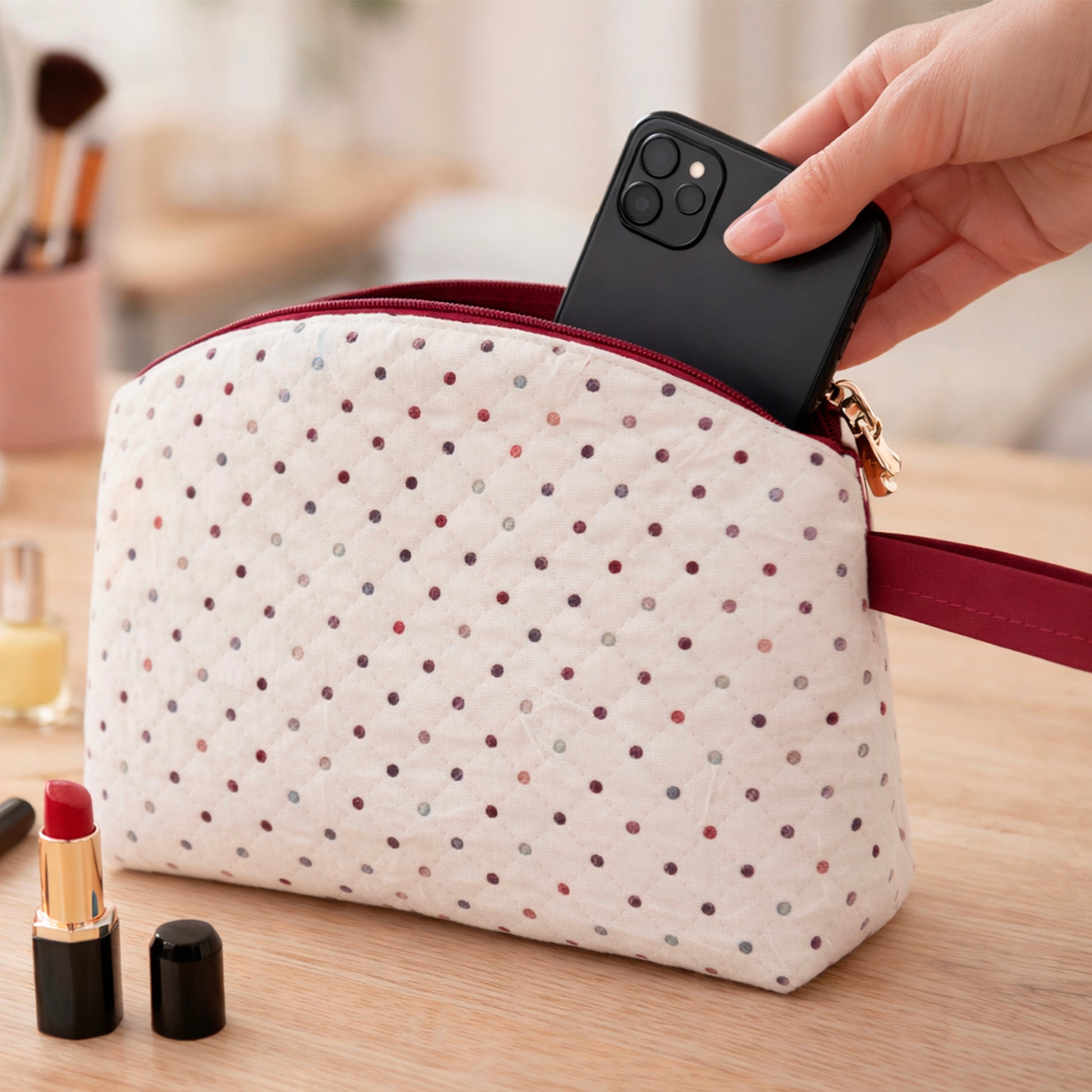 Neceser acolchado con lunares multicolor en uso durante un viaje