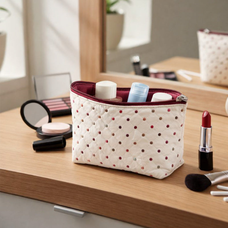 Neceser acolchado con lunares y rombos en uso