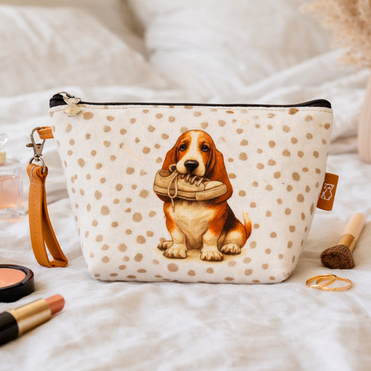 Neceser con asa desmontable estampado de perro en uso