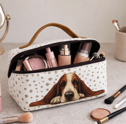 Neceser con asa y perro en uso