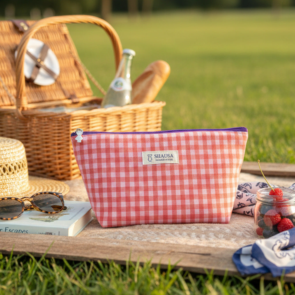 Neceser grande vichy rosa flúor en uso estilo verano