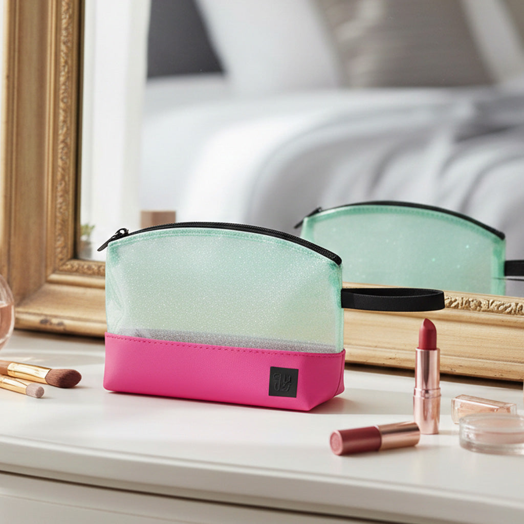 Neceser PVC verde con glitter y base fucsia con asa en uso