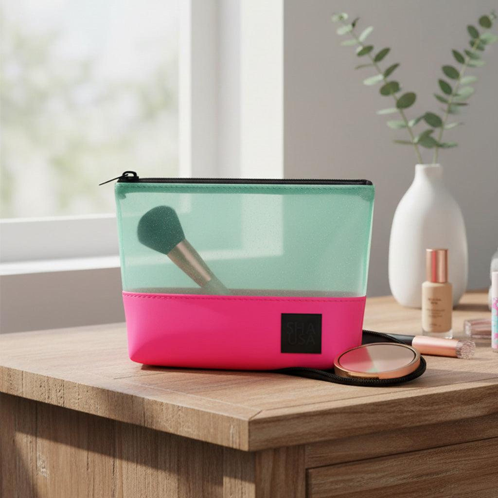 Neceser pequeño PVC verde con glitter y base fucsia en uso