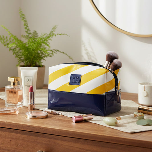 Neceser rectangular rayas amarillas y charol azul marino en uso para viaje